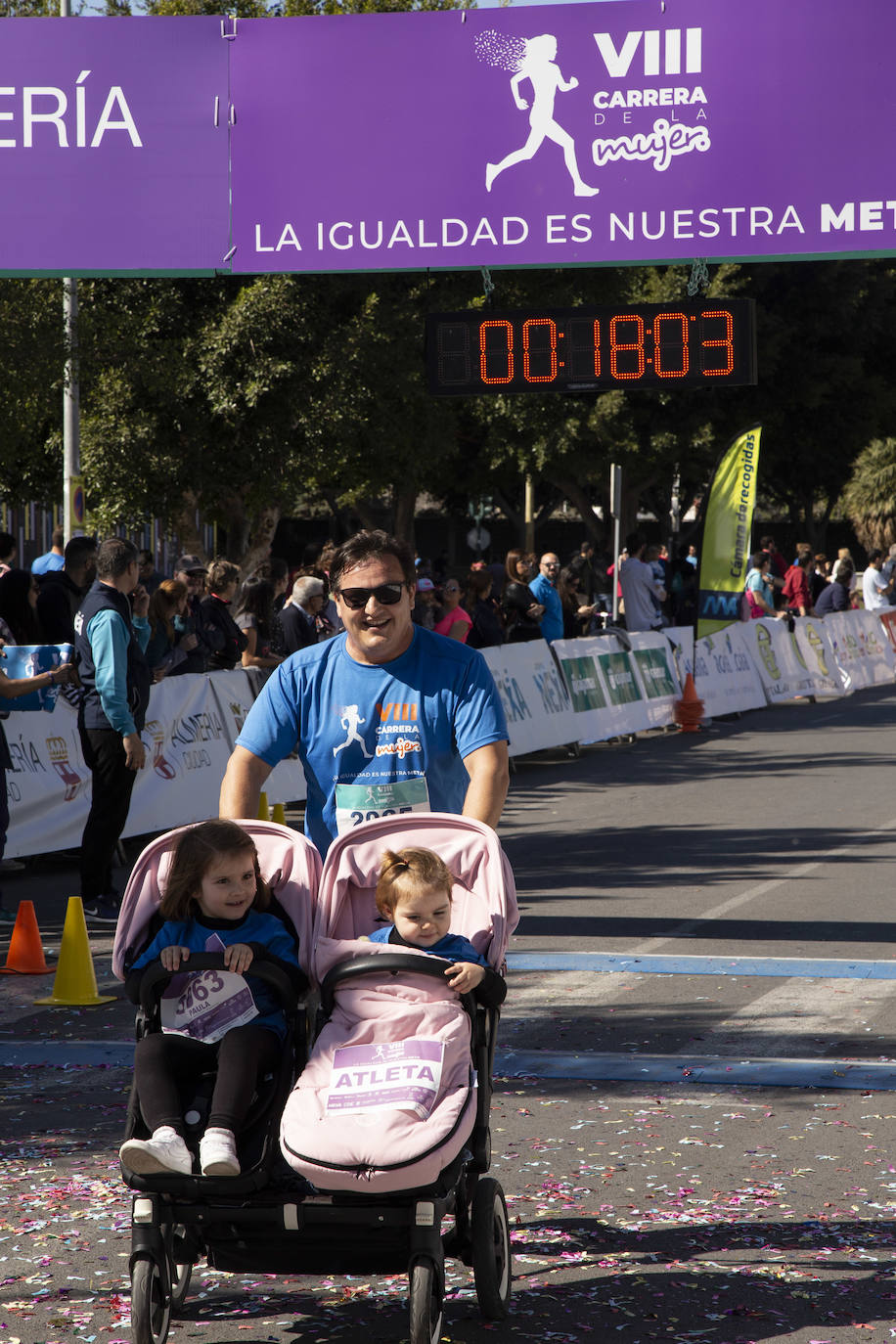 Ambiente festivo en la octava Carrera de la Mujer. 