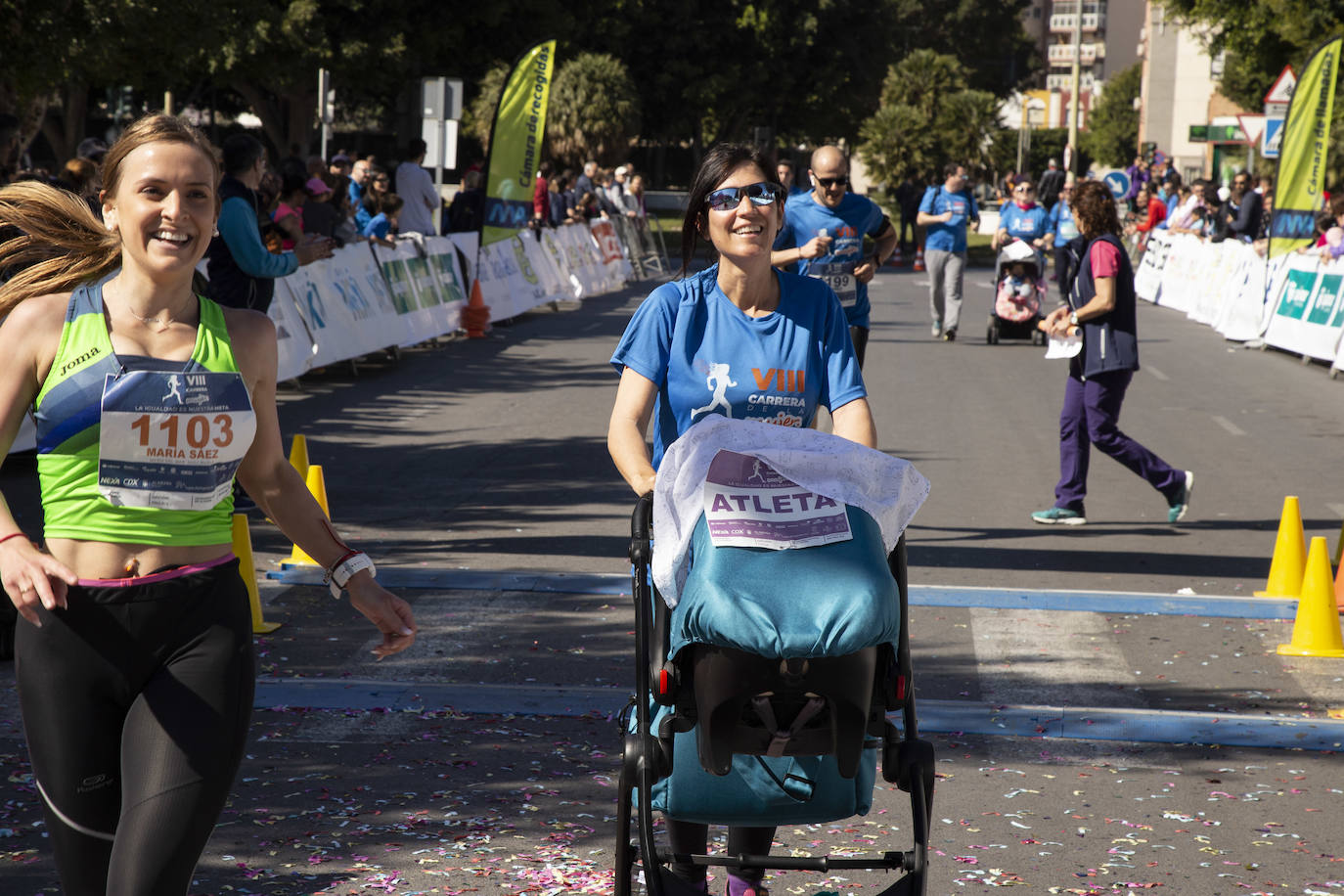 Ambiente festivo en la octava Carrera de la Mujer. 