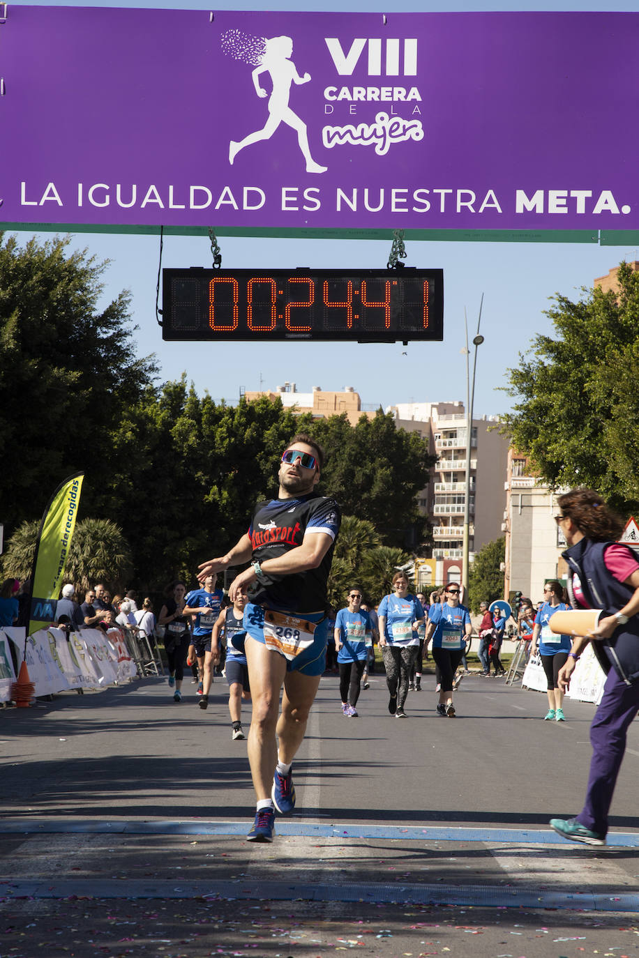 Ambiente festivo en la octava Carrera de la Mujer. 