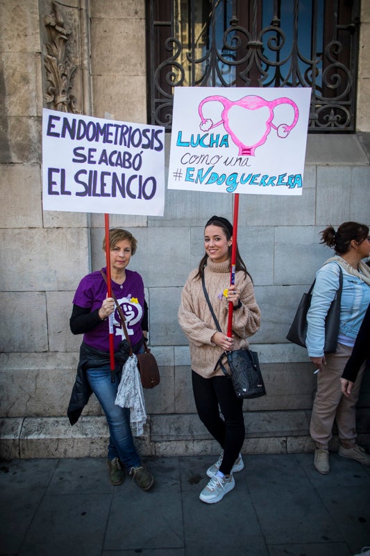 Miles de manifestantes han portada pancartas con mensajes reivindicativos