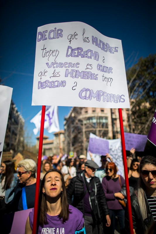 Miles de manifestantes han portada pancartas con mensajes reivindicativos
