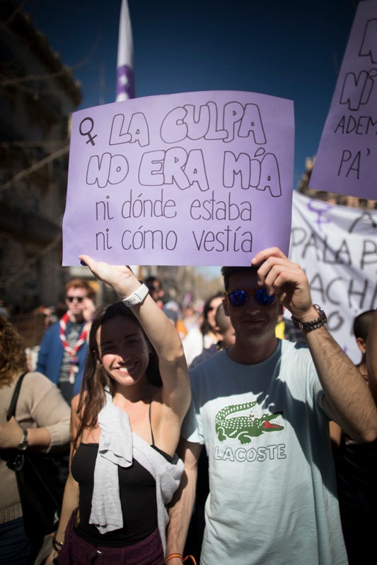 Miles de manifestantes han portada pancartas con mensajes reivindicativos