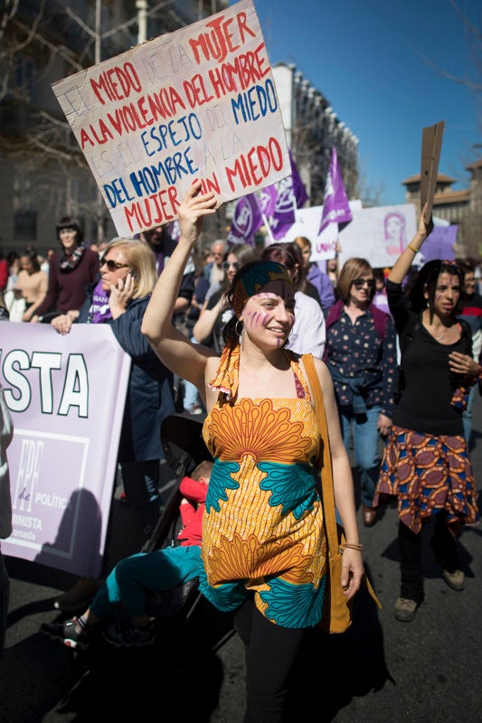 Miles de manifestantes han portada pancartas con mensajes reivindicativos