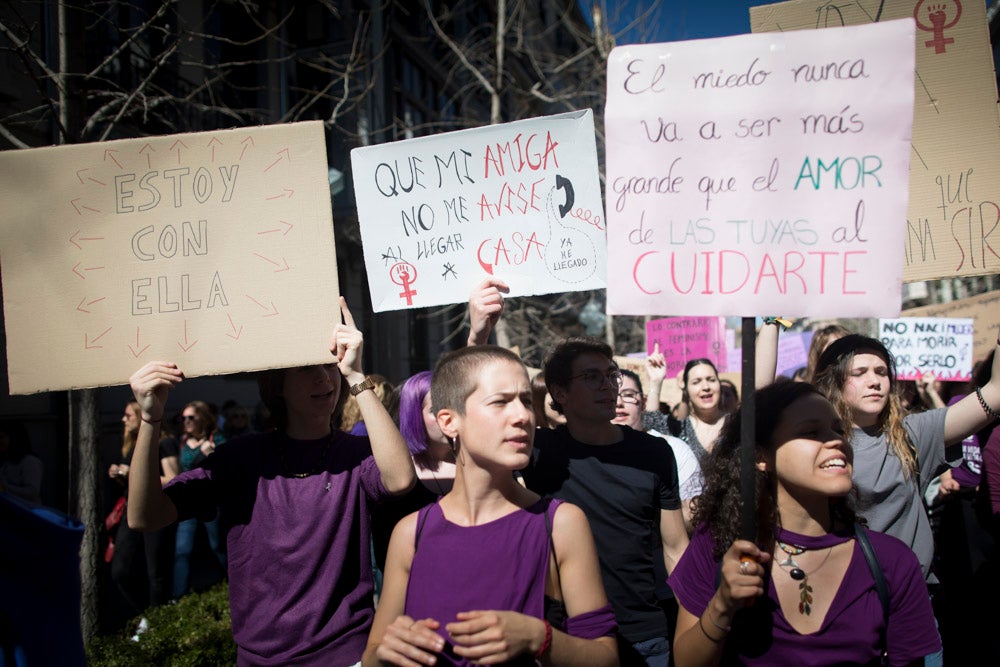 Miles de manifestantes han portada pancartas con mensajes reivindicativos