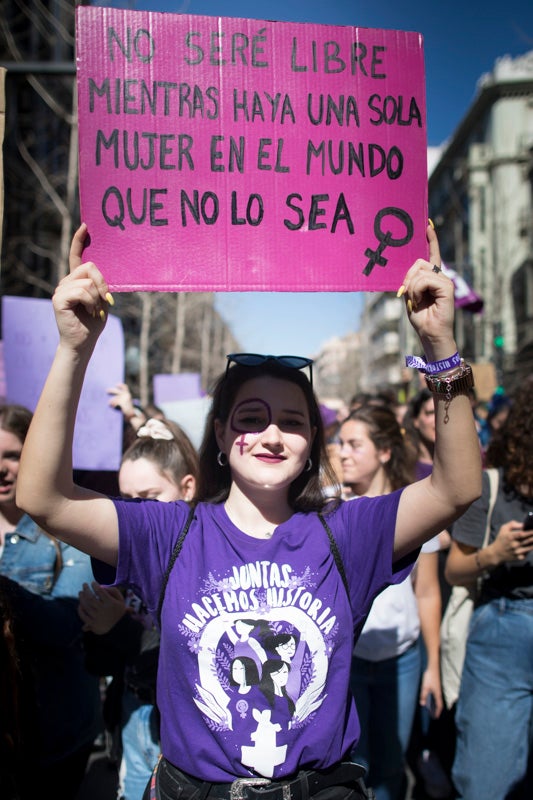 Miles de manifestantes han portada pancartas con mensajes reivindicativos