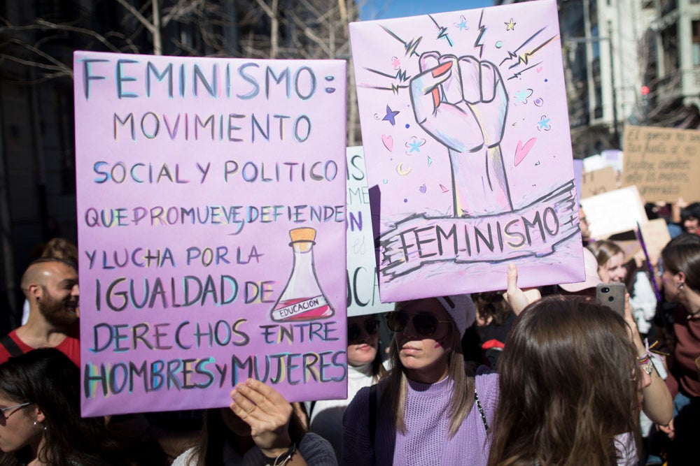 Miles de manifestantes han portada pancartas con mensajes reivindicativos