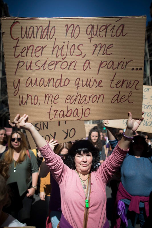 Miles de manifestantes han portada pancartas con mensajes reivindicativos