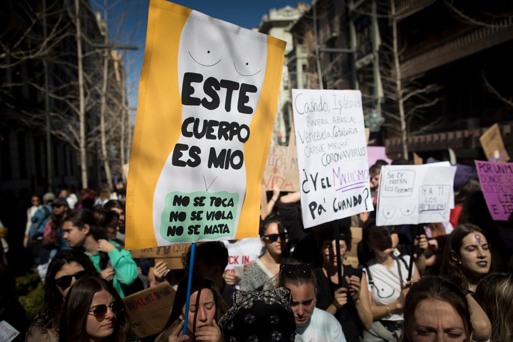 Miles de manifestantes han portada pancartas con mensajes reivindicativos