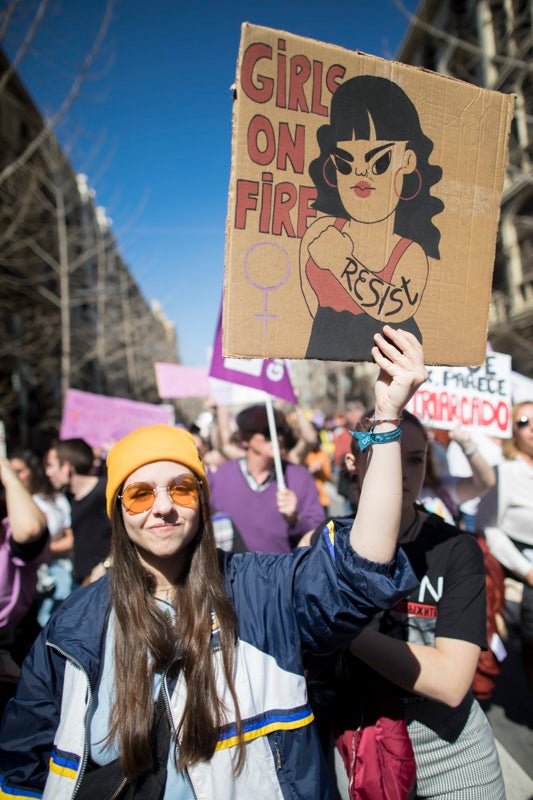 Miles de manifestantes han portada pancartas con mensajes reivindicativos