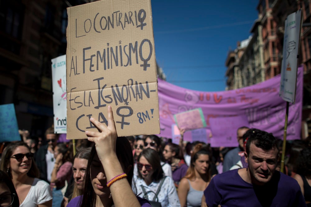 Miles de manifestantes han portada pancartas con mensajes reivindicativos