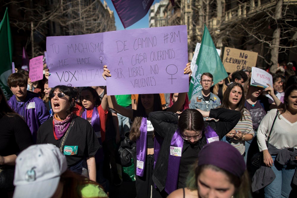 Miles de manifestantes han portada pancartas con mensajes reivindicativos