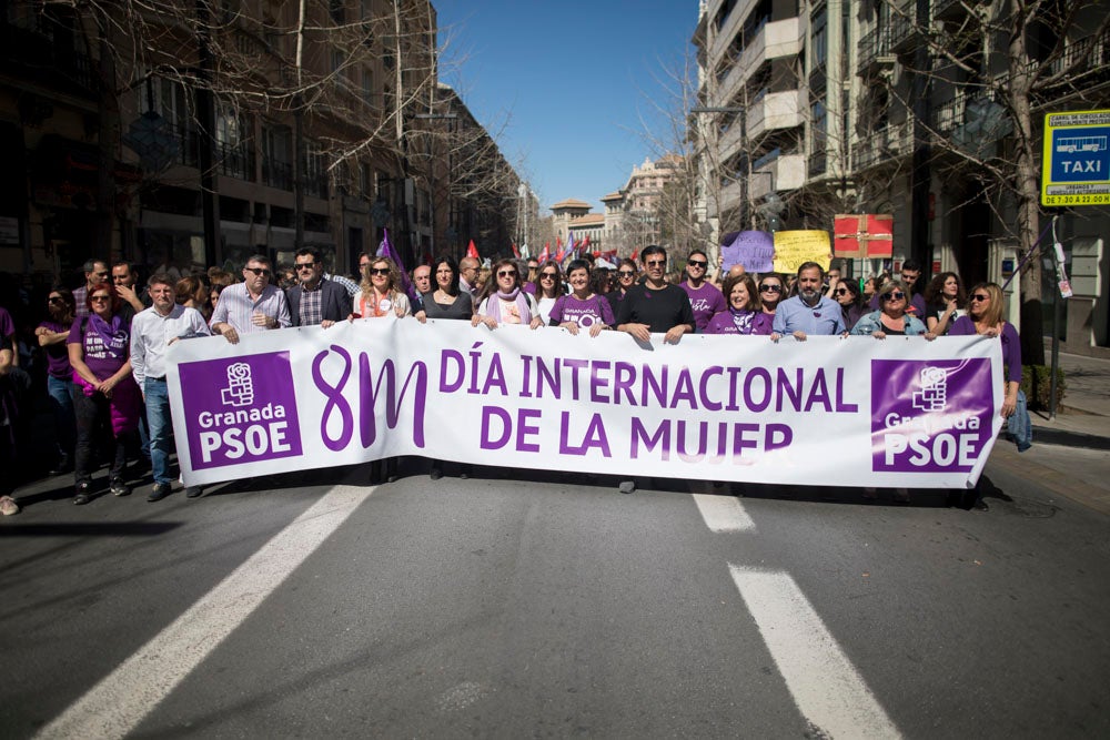 Miles de manifestantes han portada pancartas con mensajes reivindicativos