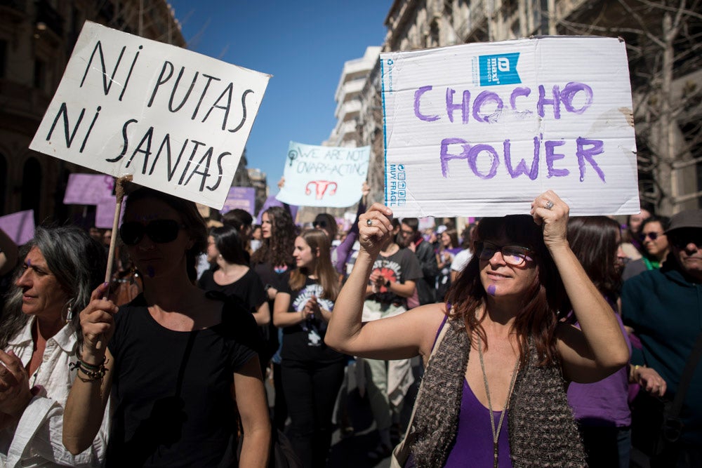 Miles de manifestantes han portada pancartas con mensajes reivindicativos