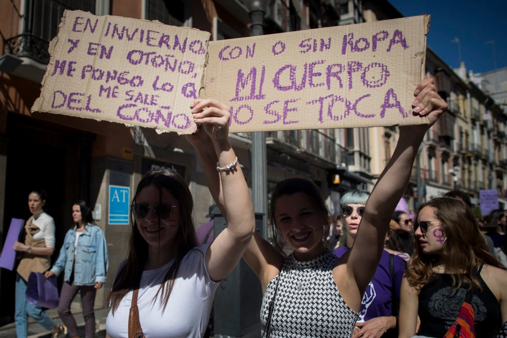 Miles de manifestantes han portada pancartas con mensajes reivindicativos