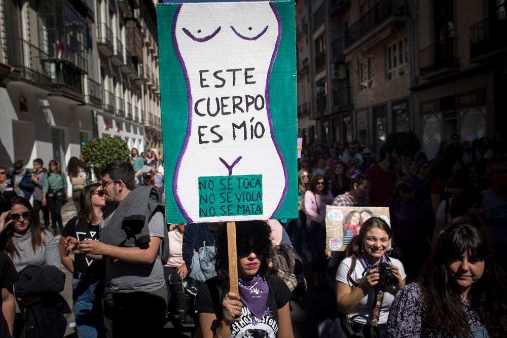 Miles de manifestantes han portada pancartas con mensajes reivindicativos