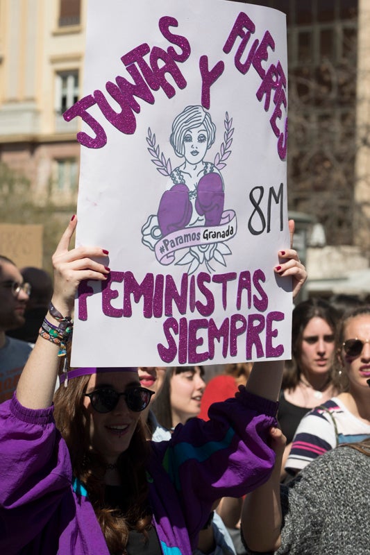 Miles de manifestantes han portada pancartas con mensajes reivindicativos
