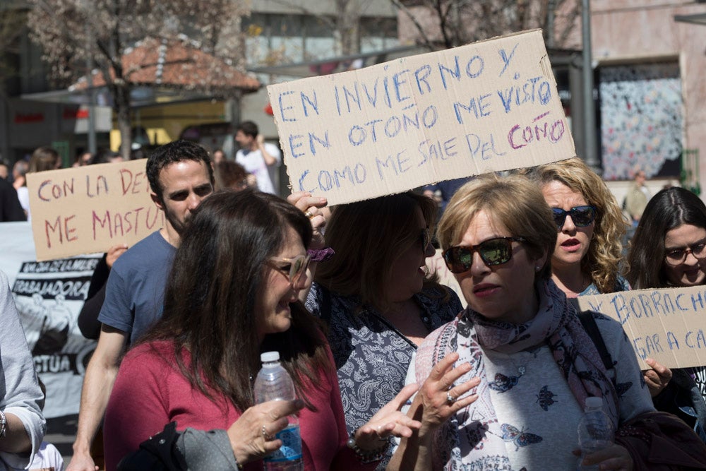 Miles de manifestantes han portada pancartas con mensajes reivindicativos