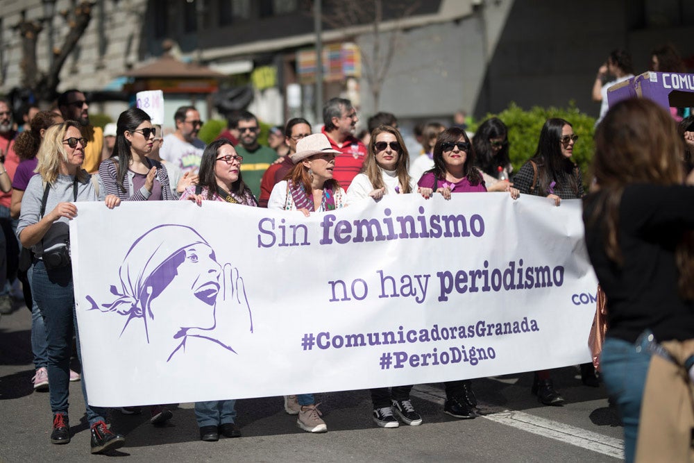 Miles de manifestantes han portada pancartas con mensajes reivindicativos