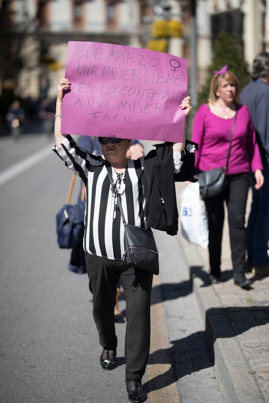 Miles de manifestantes han portada pancartas con mensajes reivindicativos