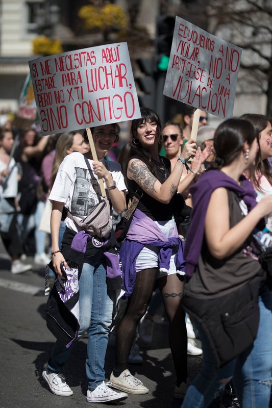 Miles de manifestantes han portada pancartas con mensajes reivindicativos