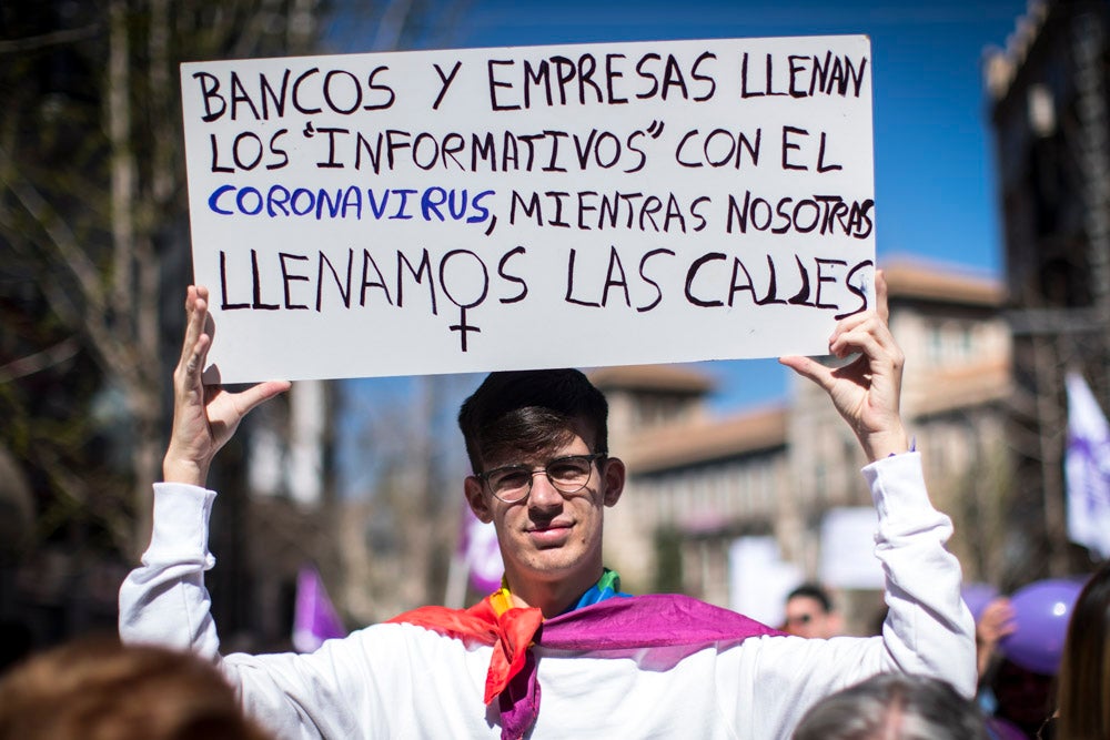 Miles de manifestantes han portada pancartas con mensajes reivindicativos