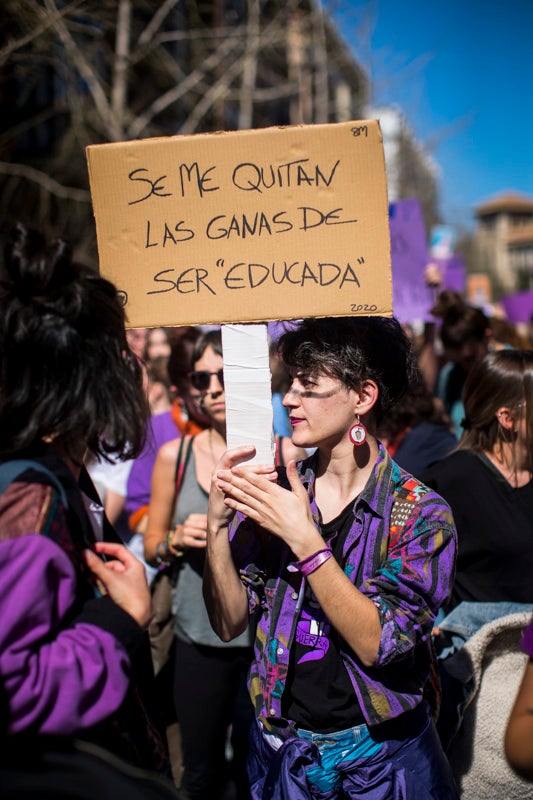 Miles de manifestantes han portada pancartas con mensajes reivindicativos