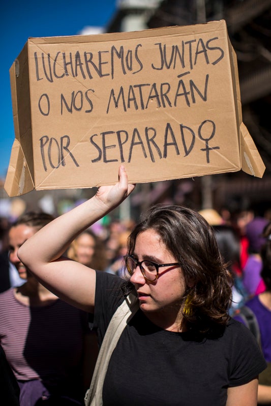 Miles de manifestantes han portada pancartas con mensajes reivindicativos