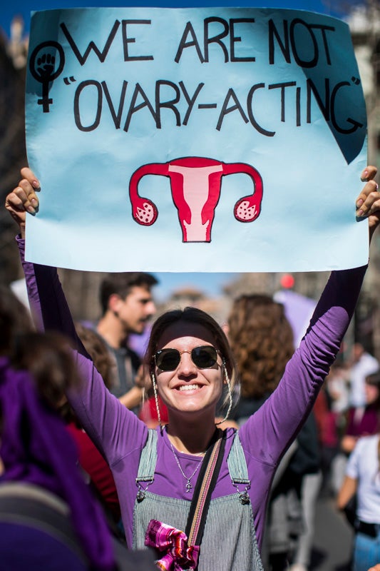 Miles de manifestantes han portada pancartas con mensajes reivindicativos