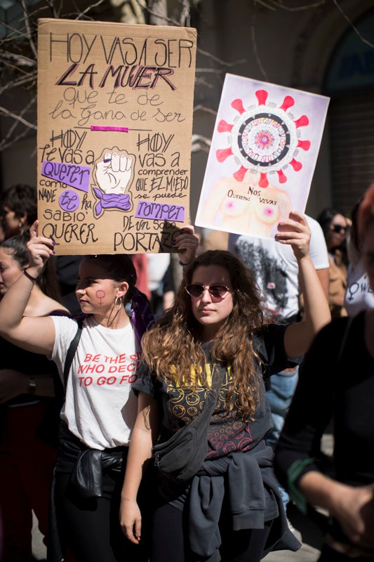 Miles de manifestantes han portada pancartas con mensajes reivindicativos