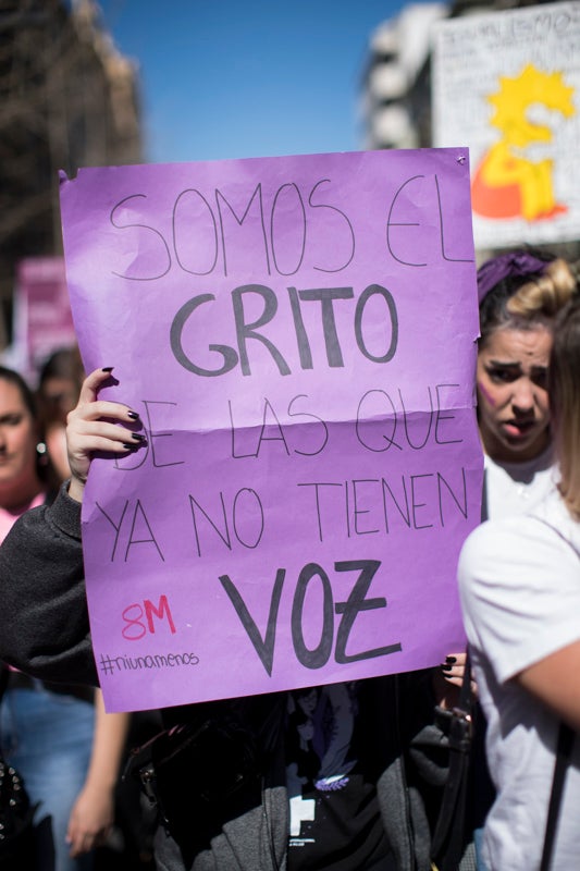 Miles de manifestantes han portada pancartas con mensajes reivindicativos