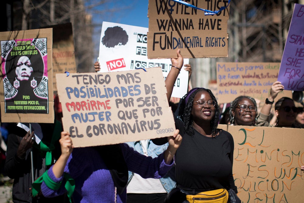 Miles de manifestantes han portada pancartas con mensajes reivindicativos