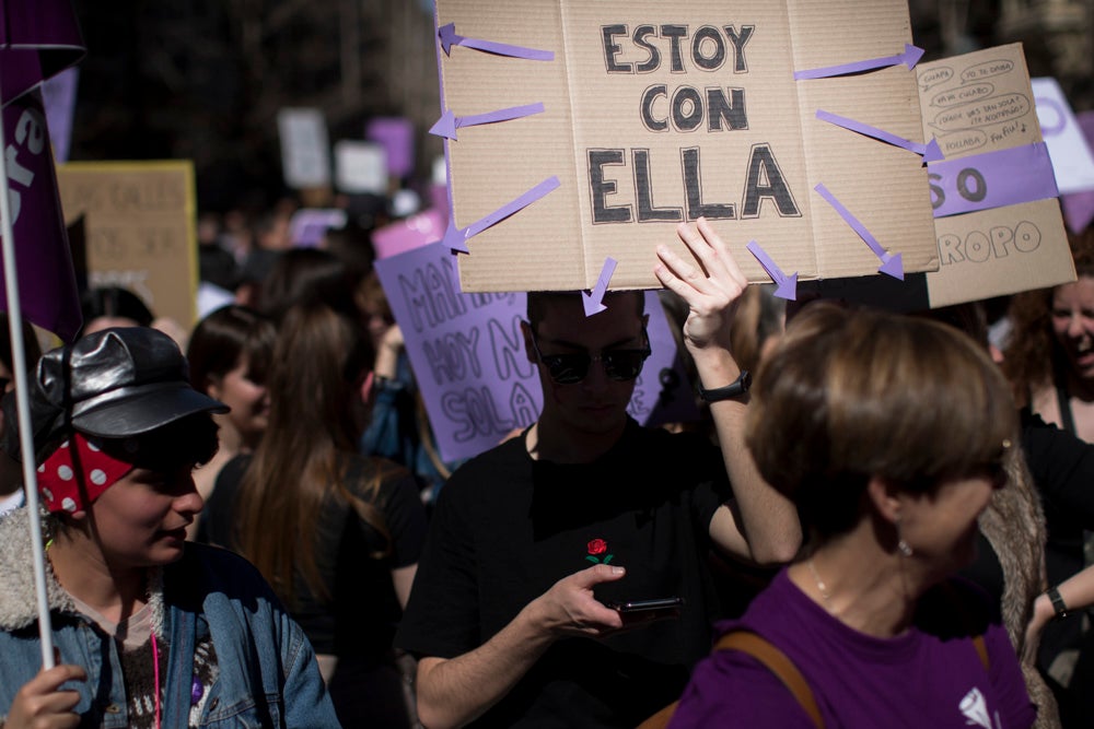 Miles de manifestantes han portada pancartas con mensajes reivindicativos