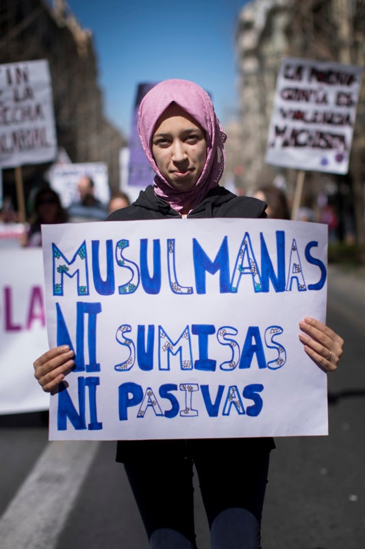 Miles de manifestantes han portada pancartas con mensajes reivindicativos