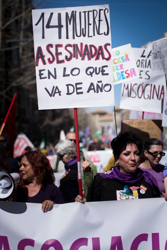 Miles de manifestantes han portada pancartas con mensajes reivindicativos