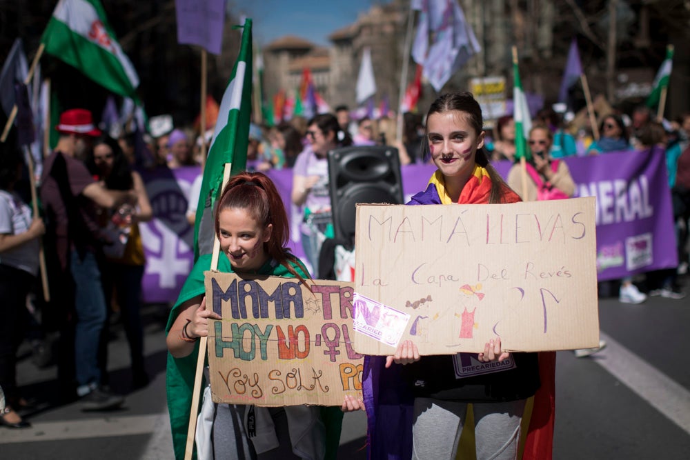 Miles de manifestantes han portada pancartas con mensajes reivindicativos