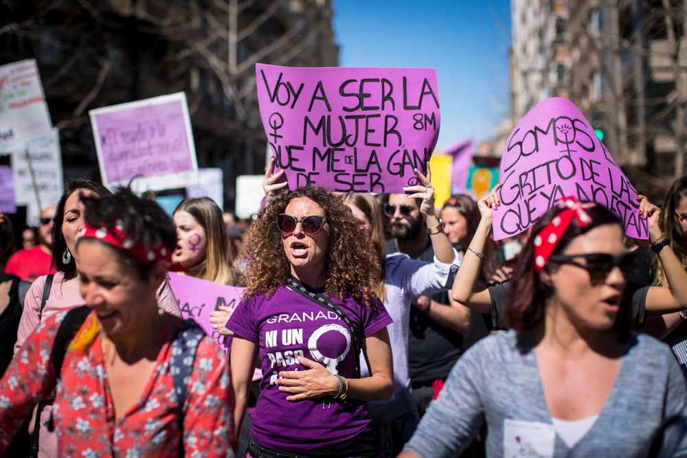 Miles de manifestantes han portada pancartas con mensajes reivindicativos
