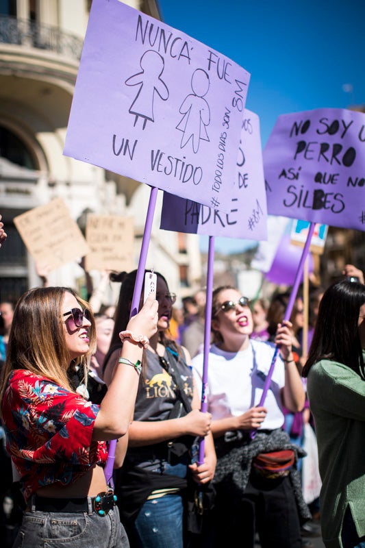 Miles de manifestantes han portada pancartas con mensajes reivindicativos