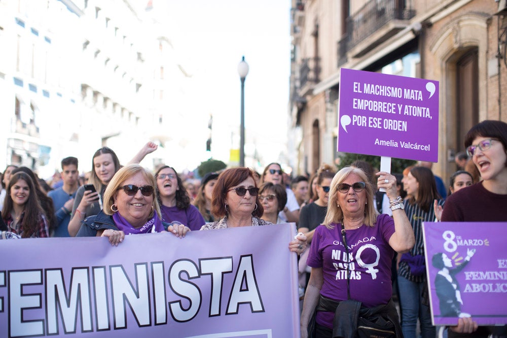 Miles de manifestantes han portada pancartas con mensajes reivindicativos