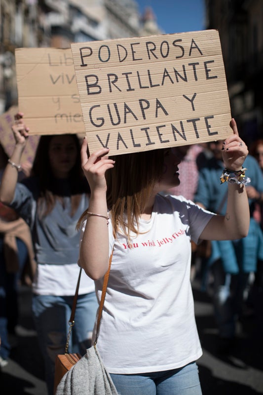 Miles de manifestantes han portada pancartas con mensajes reivindicativos
