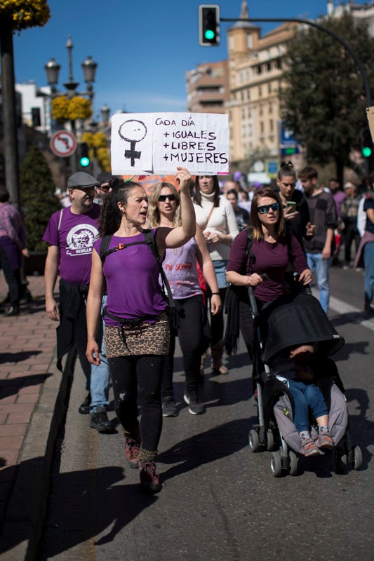 Miles de manifestantes han portada pancartas con mensajes reivindicativos