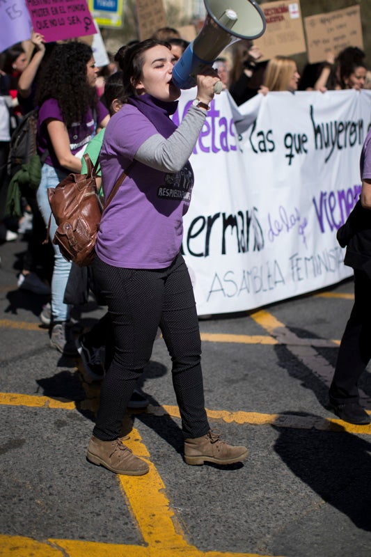Miles de manifestantes han portada pancartas con mensajes reivindicativos