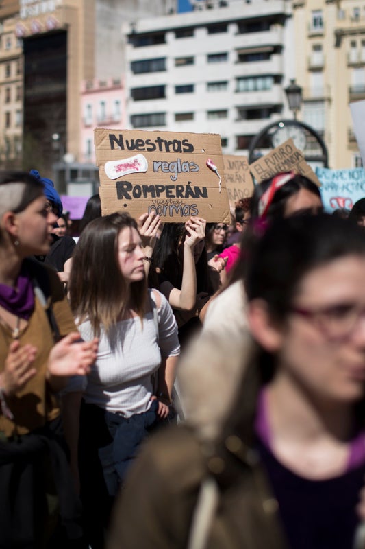 Miles de manifestantes han portada pancartas con mensajes reivindicativos