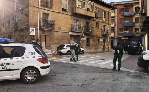 Agentes de la Guardia Civil se han desplegado en la localidad de Haro (La Rioja), en la que han notificado el aislamiento a los vecinos de la localidad. 