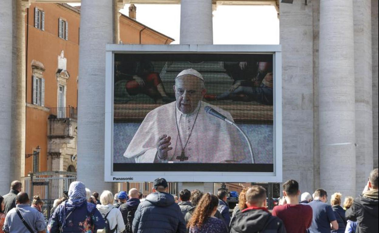 El papa reza el ángelus en 'streaming' en una plaza con baja afluencia.