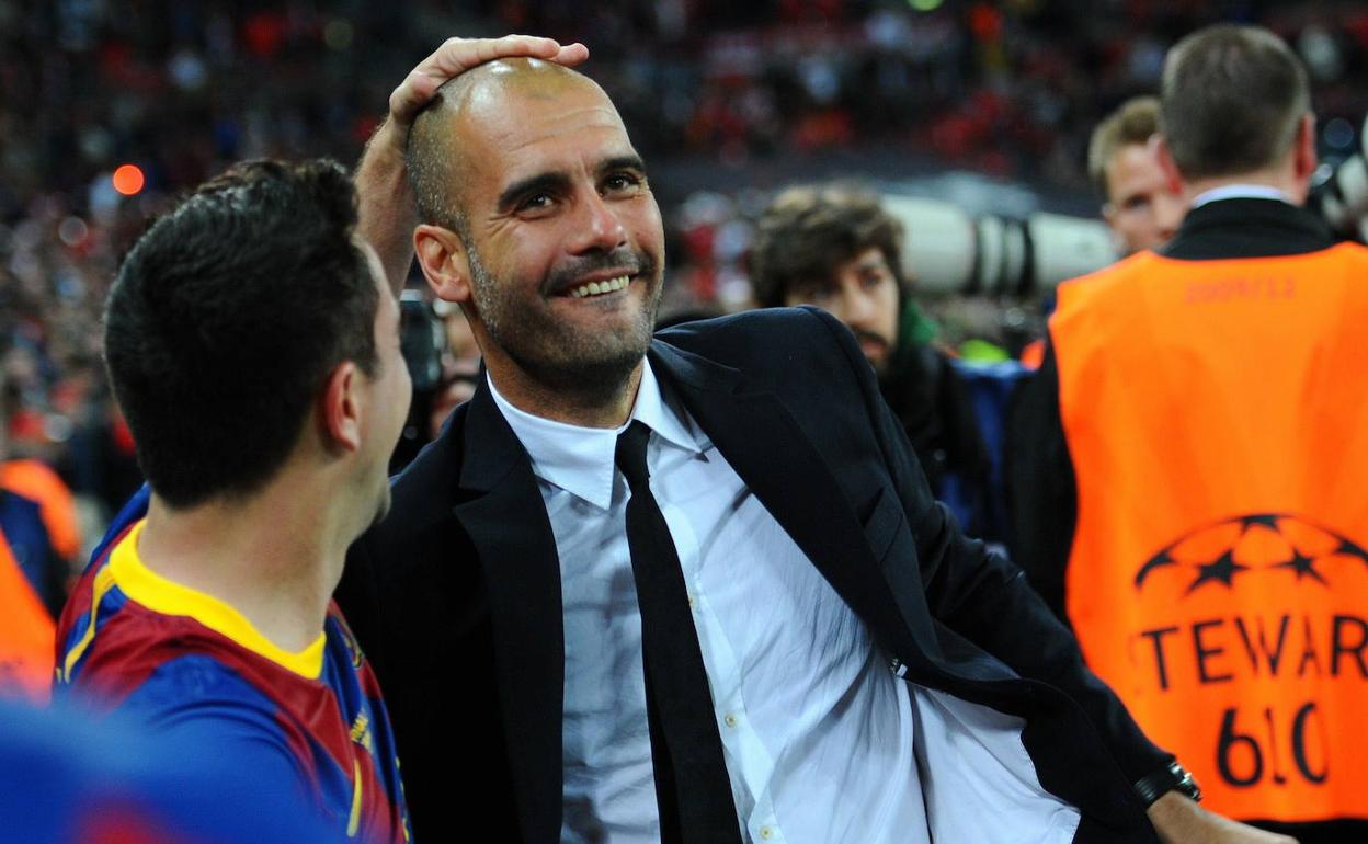 Xavi y Pep Guardiola celebran la Champions del FC Barcelona conseguida en Wembley. 