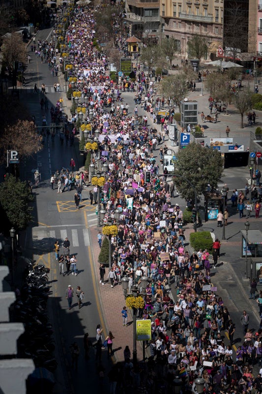 Repaso completo en imágenes a una marcha multitudinaria este Día de la Mujer en Granada