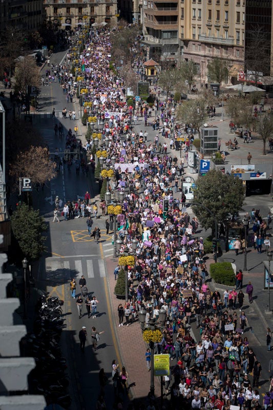 Repaso completo en imágenes a una marcha multitudinaria este Día de la Mujer en Granada