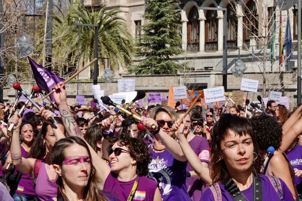 Repaso completo en imágenes a una marcha multitudinaria este Día de la Mujer en Granada
