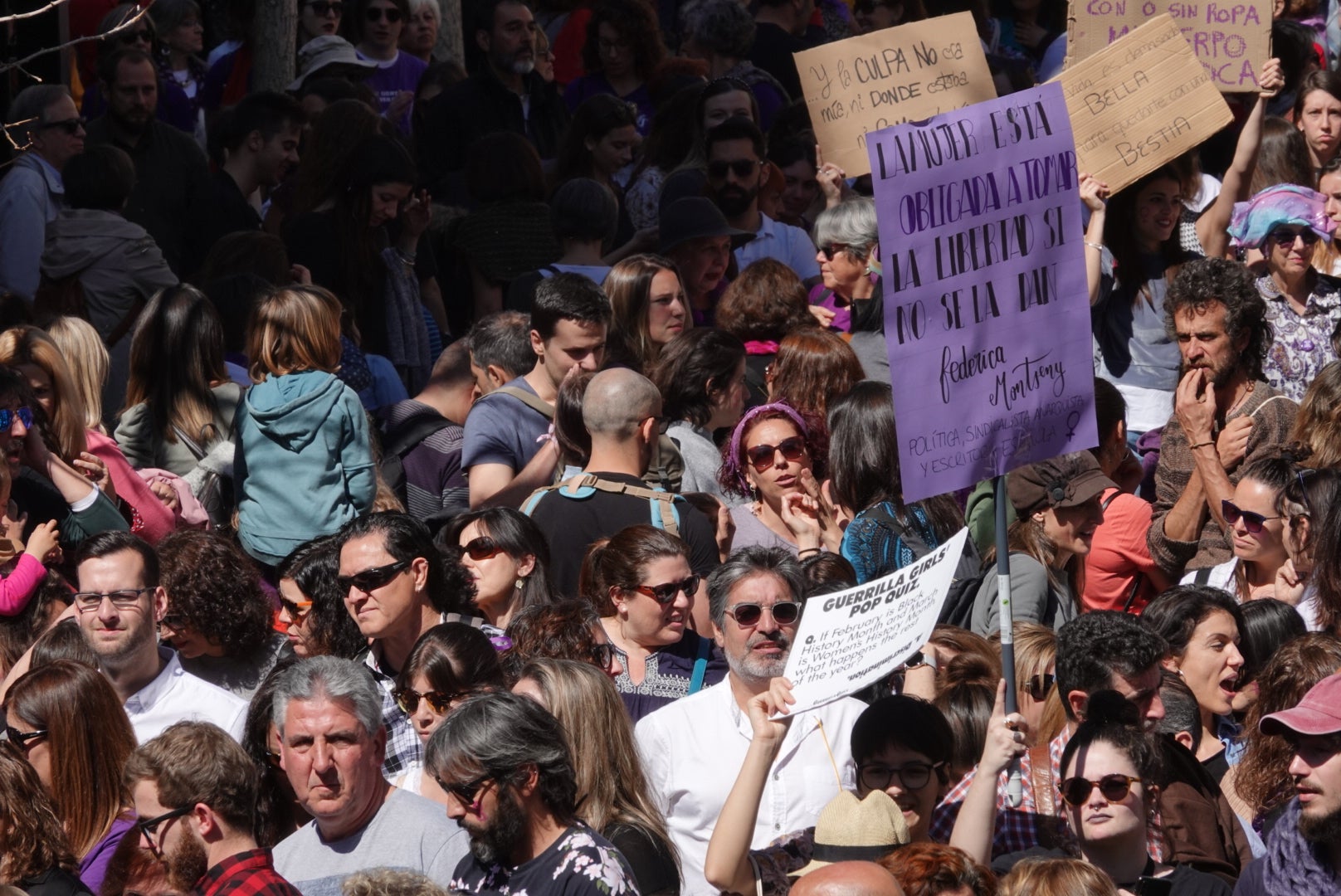 Repaso completo en imágenes a una marcha multitudinaria este Día de la Mujer en Granada