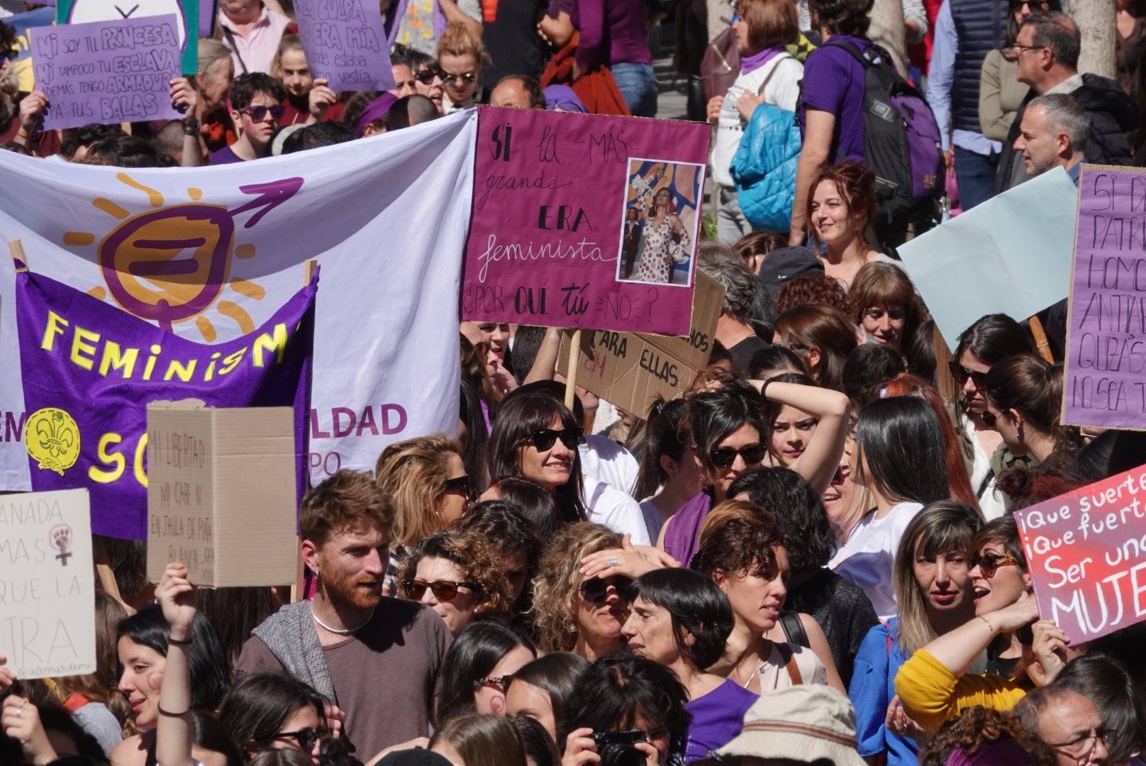 Repaso completo en imágenes a una marcha multitudinaria este Día de la Mujer en Granada